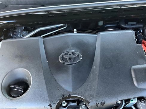 Used 2025 Toyota Camry SE FWD image 33