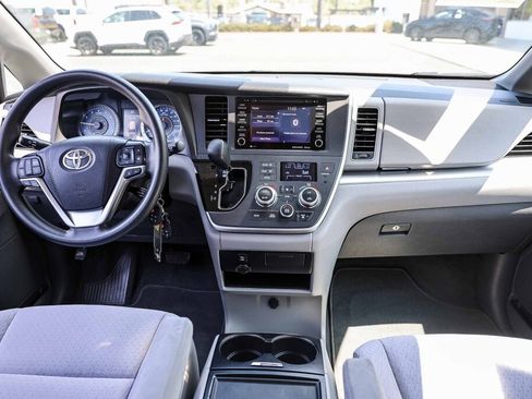 Used 2020 Toyota Sienna LE w/ Carpet Mat Package FWD image 2