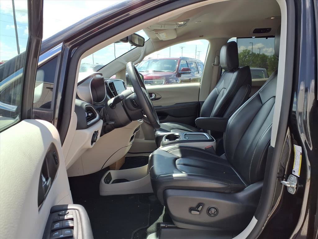 Used 2023 Chrysler Pacifica Touring-L FWD image 17