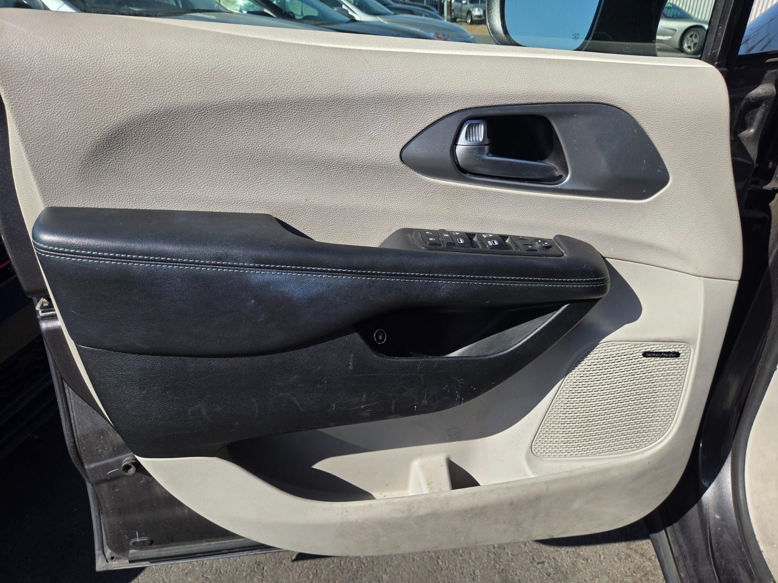 Used 2018 Chrysler Pacifica Limited w/ Advanced Safetytec Group FWD image 5