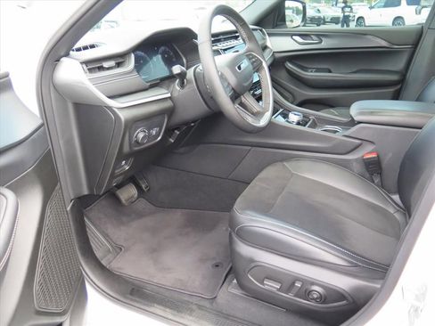 Used 2023 Jeep Grand Cherokee L Altitude AWD/4WD image 9