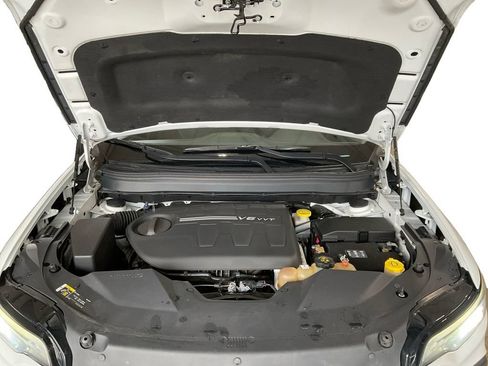 Used 2019 Jeep Cherokee Trailhawk AWD/4WD image 14