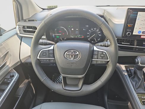 Used 2025 Toyota Sienna XLE FWD image 44