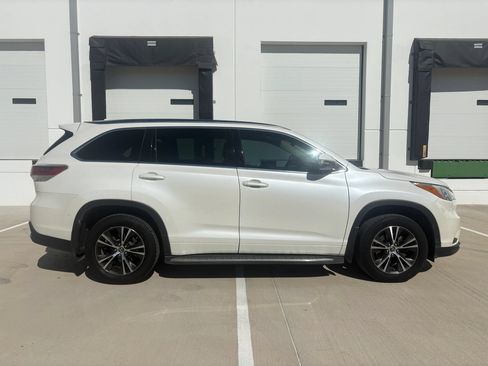 Used 2016 Toyota Highlander XLE FWD image 3