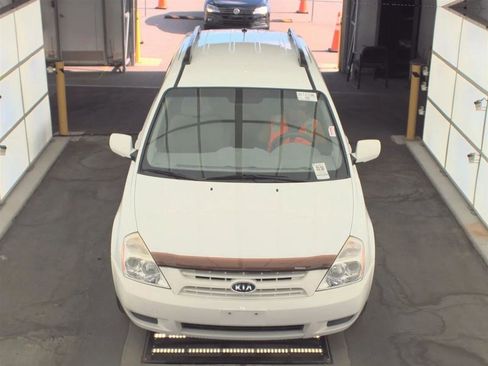 Used 2009 Kia Sedona LX image 2