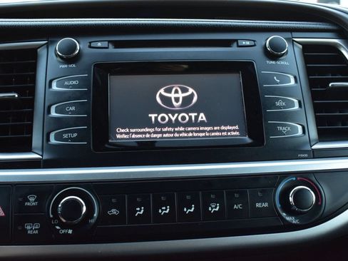 Used 2014 Toyota Highlander LE FWD image 27