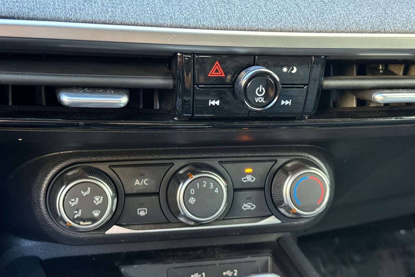 Used 2025 Nissan Kicks SV FWD image 19