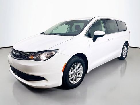 Used 2023 Chrysler Voyager LX FWD image 5