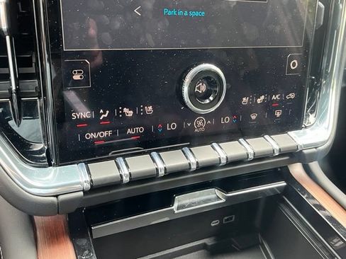 Used 2025 GMC Yukon Denali AWD/4WD image 14