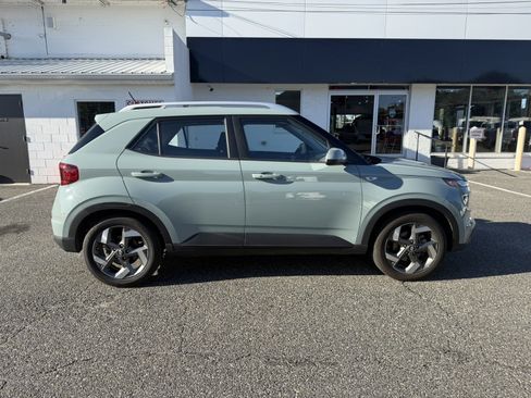 Used 2025 Hyundai Venue SEL FWD image 2