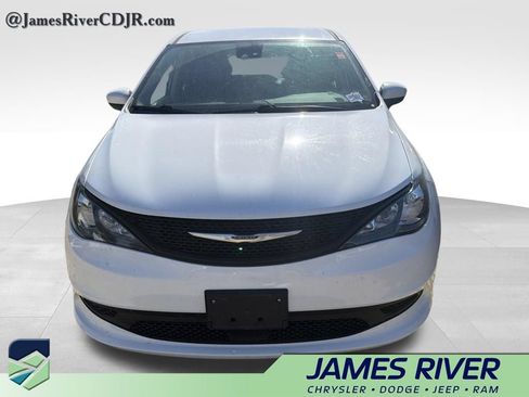 Used 2024 Chrysler Pacifica Touring-L FWD image 3