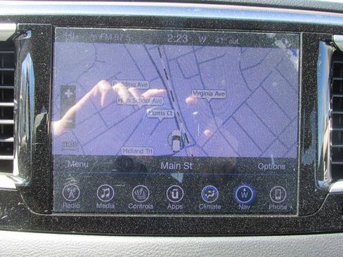 Used 2017 Chrysler Pacifica Touring-L FWD image 12
