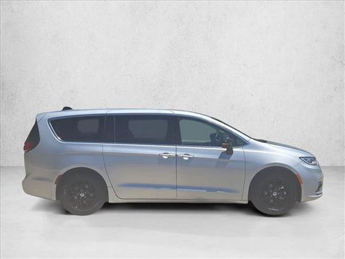 Used 2024 Chrysler Pacifica Touring-L FWD image 4