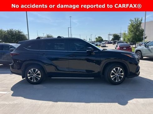 Used 2024 Toyota Highlander XLE FWD image 2