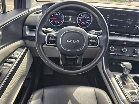 Used 2024 Kia Carnival LX image 13