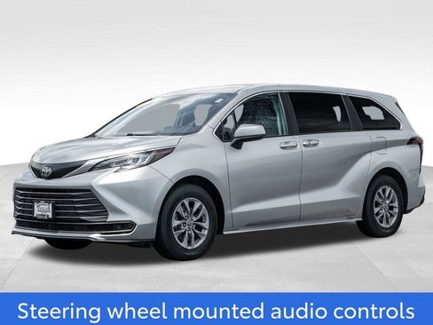Used 2023 Toyota Sienna LE FWD image 3
