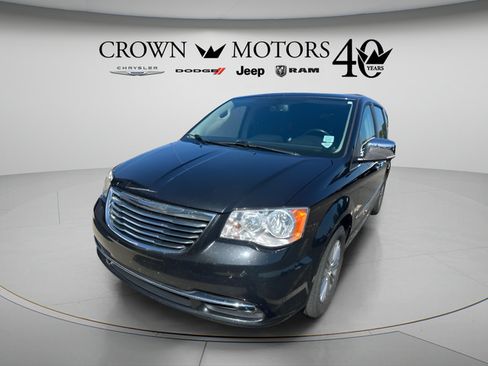 Used 2015 Chrysler Town & Country Touring-L w/ Trailer Tow Group FWD image 3