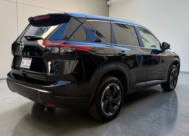 Used 2025 Nissan Rogue SV FWD image 7