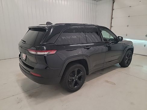 Used 2023 Jeep Grand Cherokee Altitude image 6