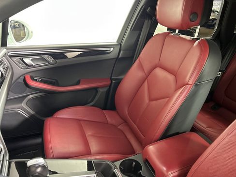 Certified 2023 Porsche Macan Turbo image 5