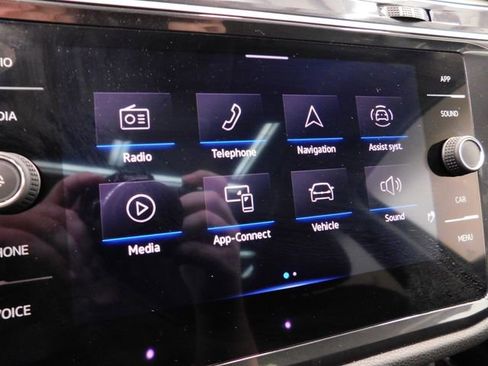 Used 2024 Volkswagen Tiguan SE image 34