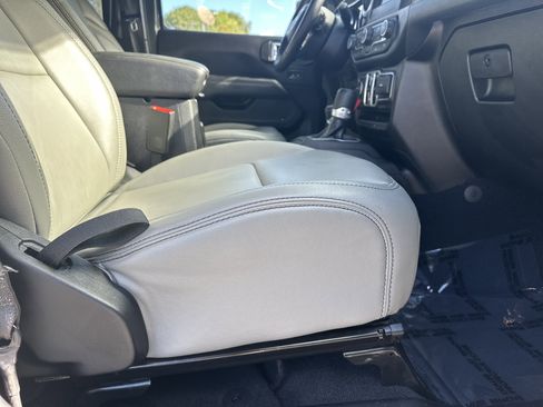 Used 2020 Jeep Gladiator Overland w/ Trailer Tow Package image 16