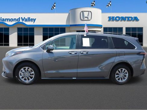 Used 2025 Toyota Sienna XLE FWD image 9
