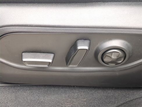 Used 2023 Jeep Grand Cherokee Laredo image 23