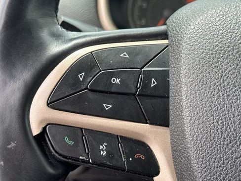 Used 2018 Jeep Cherokee Latitude w/ Cold Weather Group FWD image 24