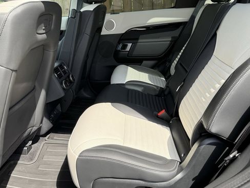 Certified 2025 Land Rover Discovery S image 29