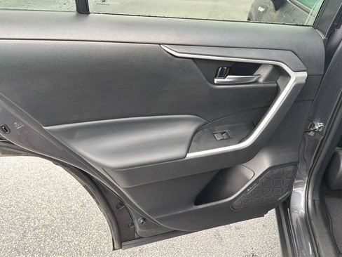 Used 2021 Toyota RAV4 XLE AWD/4WD image 17