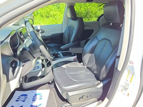Used 2024 Chrysler Pacifica Touring-L FWD image 11