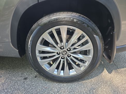 New 2026 Toyota Highlander Platinum AWD/4WD image 36