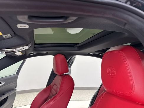Used 2022 Alfa Romeo Giulia Veloce AWD/4WD image 2