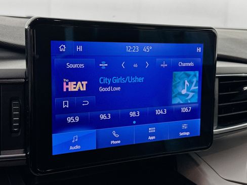 Used 2024 Ford Explorer XLT w/ Equipment Group 202A image 21