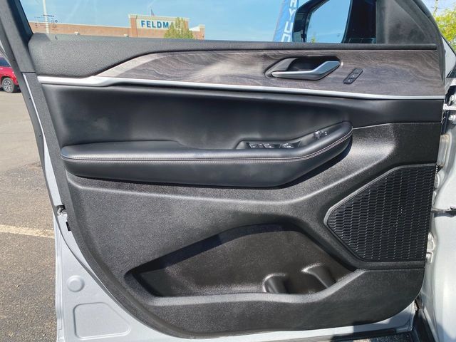 Used 2023 Jeep Grand Cherokee Limited AWD/4WD image 22