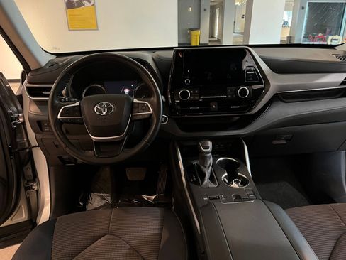 Used 2025 Toyota Highlander LE FWD image 36