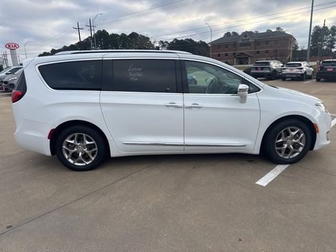 Used 2018 Chrysler Pacifica Limited image 8