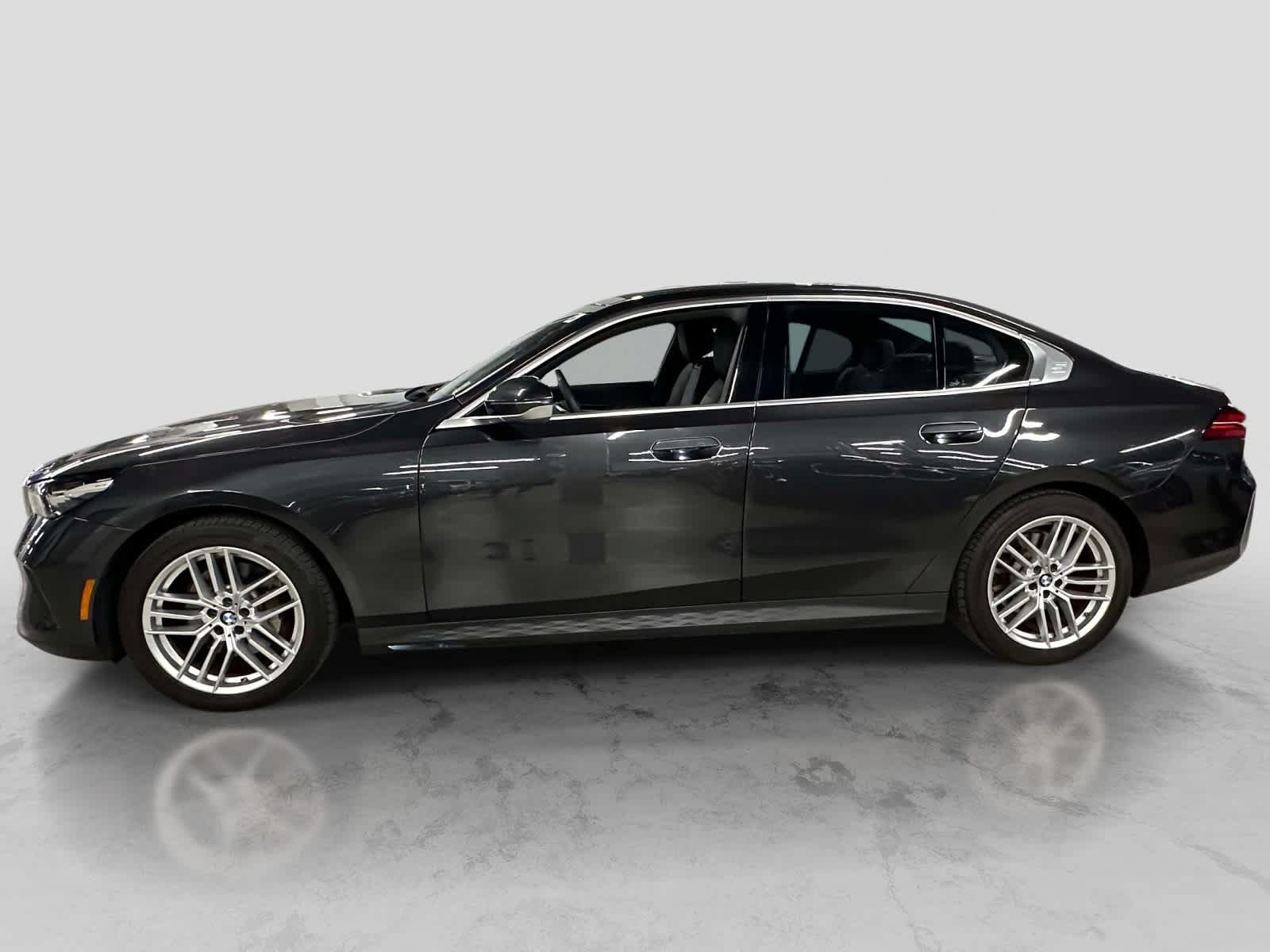 Used 2024 BMW 530i xDrive w/ Convenience Package AWD/4WD image 2