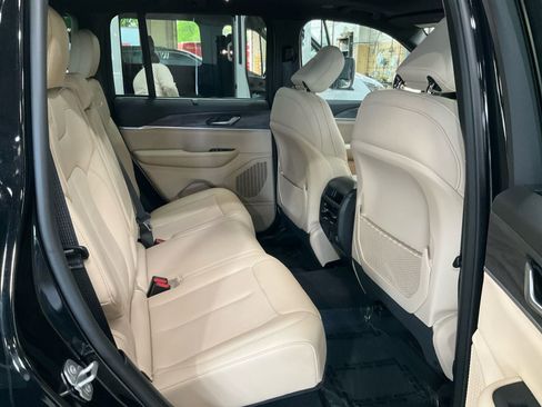 Used 2024 Jeep Grand Cherokee Limited w/ Luxury Tech Group II AWD/4WD image 17