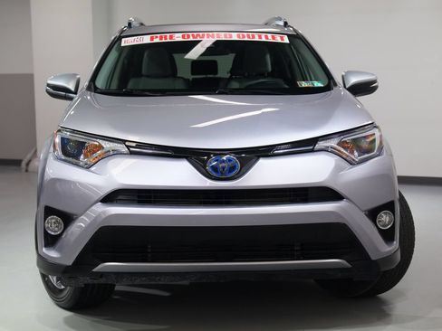 Used 2018 Toyota RAV4 XLE AWD/4WD image 8