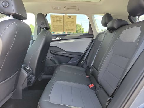 Used 2023 Volkswagen Taos SE w/ Panoramic Sunroof Package FWD image 8