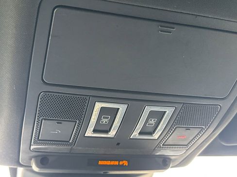 Used 2019 Land Rover Discovery SE AWD/4WD image 23