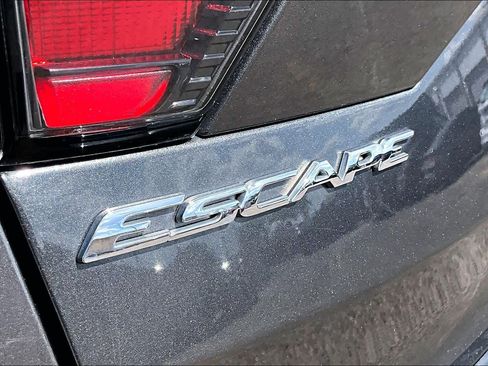 Used 2017 Ford Escape SE w/ Equipment Group 201A FWD image 10