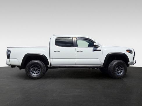 Used 2019 Toyota Tacoma TRD Off-Road w/ Technology Package AWD/4WD image 3