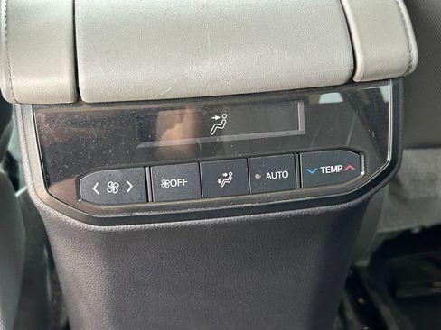 Used 2020 Toyota Highlander L FWD image 21