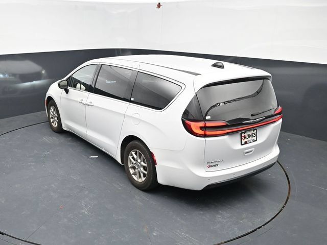 Used 2024 Chrysler Pacifica Touring-L FWD image 35