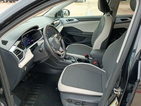 Used 2025 Volkswagen Taos SE image 4