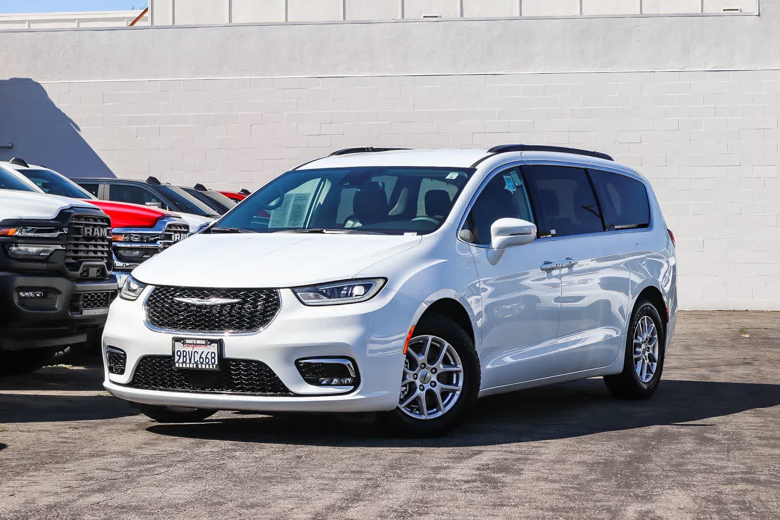 Used 2022 Chrysler Pacifica Touring-L FWD image 1