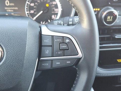Used 2024 Toyota Highlander XLE image 30